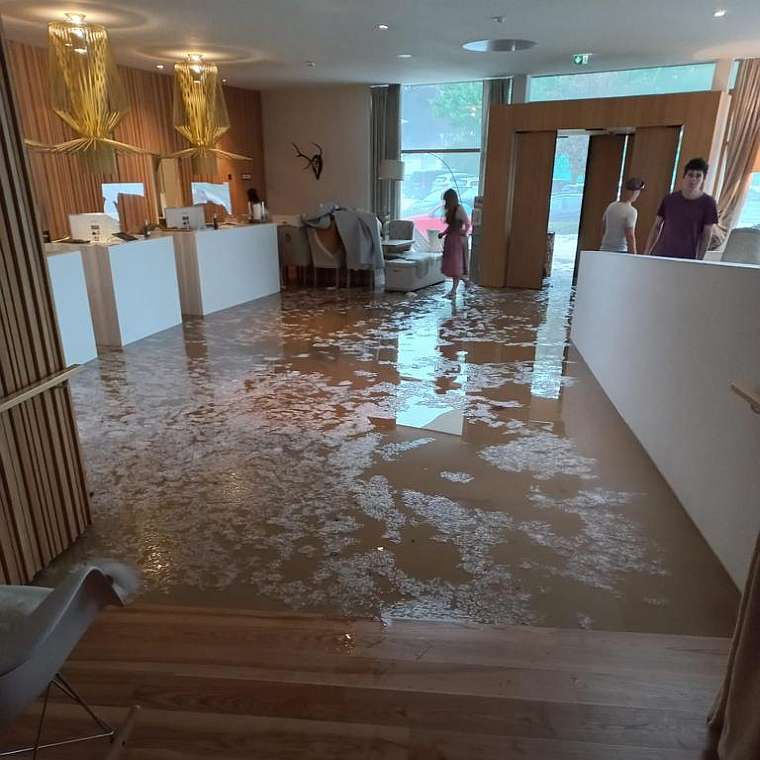 Nach einem Starkregen steht die Eingangshalle im Hotel unter Wasser